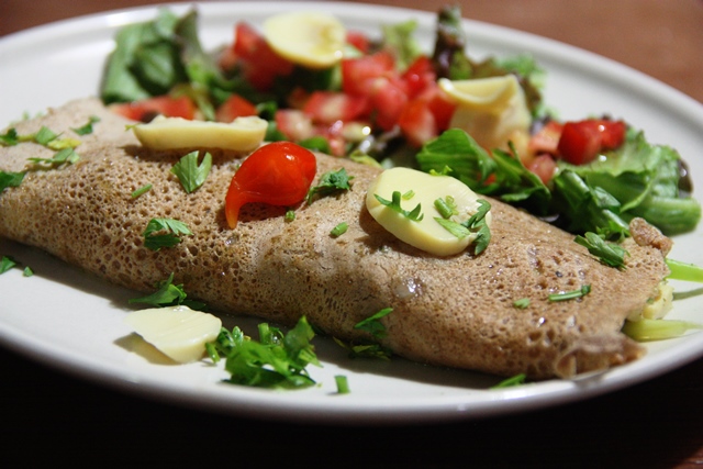 Jantar no Ser-Afim: crepe de shitake (cogumelo) na manteiga com mussarela, tomate seco e saladinha. Nota 10