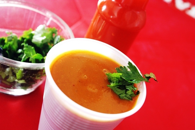 Roberto, o Ladrão - O caldinho de feijão do Bar do Roberto, o Ladrão, também merece toda a atenção. Servido num copo de plástico, é bem suculento e saboroso, e não precisa de mais nada, a não ser, para quem aprecia, pedacinhos de coentro. O grão é cozido com charque e legumes, mas Roberto sequer diz quais ingredientes vão para a panela. Bar do Roberto, o Ladrão - Avenida 26 de Brasil, 245 – Poço – Telefone: 9938.5155 – Aceita cartão