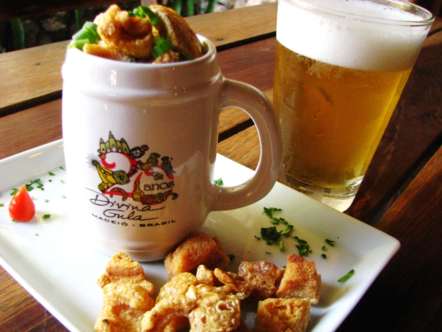 Divina Gula :  caldinho de feijão do restaurante Divina Gula, uma receita do chef André Generoso, é suculento, coroado com torresmo e cebolinha verde. Já faz parte da história dos alagoanos e turistas, testemunha viva da boemia e de muitas conversas jogadas fora. Divina Gula - Av. Engenheiro Paulo Brandão Nogueira, 85 - Jatiúca - Telefone: (82) 3235-1016. Aceita cartões