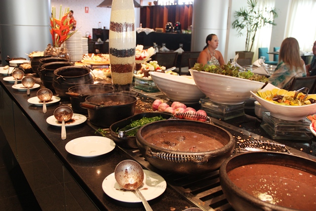 A feijoada do restaurante Origens, do Radisson, tem mais de quarenta itens (carnes, saladas, caldinho, sobremesas e uma caipirinha de brinde). Não tem balança e pode repetir à vontade