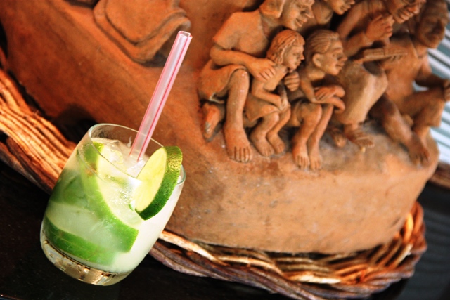 A caipirinha de limão, brinde de boas vindas na feijoada do hotel e a obra de arte de Sil da Capela
