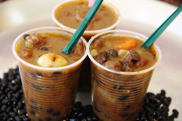 Caldinho Zé: típico boteco do Centro de Maceió, possui um caldinho de feijão substancioso, com pedaços de carnes, tripinhas e, no final, o brinde de ovo de codorna e azeitona. Caldinho do Zé - Rua Boa Vista, Centro, em frente à Delegacia da Mulher - Telefone: 8857.0594 -Aceita cartão de débito.