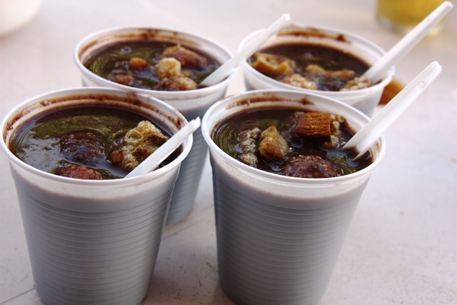 Caldinho da feijoada recheado com torresmo e pedaços de carnes