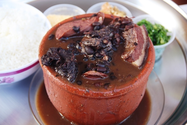 No Sabor Caseiro inicie a expedição pelo caldinho da feijoada recheado com torresmo e pedaços de carnes. E, pelo caldinho, percebemos que a danada da feijoada é das boas. Porém, a iguaria preparada pela alagoana Sirlei Carvalho, só é oferecida nas sextas-feiras e sábados, e de tão boa, o lugar é disputadíssimo pelos fãs. Sirlei há 22 anos comanda seu pequeno restaurante. Além da boa feijoada, tem a comida caseira de mãe, deliciosa. E tem mais: o sistema do restaurante é self-service, sem balança e tem o preço camarada de R$ 11,00. O cliente pode até fazer um prato de estivador (aquelas montanhas) e escolher dois tipos de carnes. Sabor Caseiro - Feijoada (sextas e sábados) - R$ 18,00 (prato individual) até R$ 40,00 (para 4 pessoas) - Self Service, R$ 11,00 com duas opções de carne - Não aceita cartão.  Endereço: Desembargador Almeida Guimarães, n 59 - Pajuçara - Telefone: 3032.3177 e 9974.3610