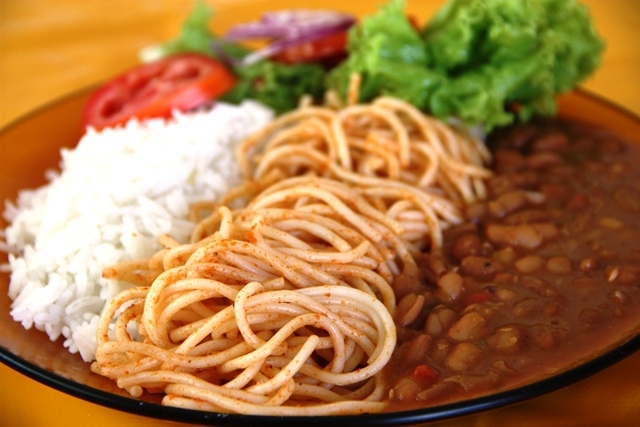 Para acompanhar as carnes o feijão mulatinho é nota 10. O macarrão com tempero simples, arroz soltinho, e uma saladinha, porém tem mais opções de misturas
