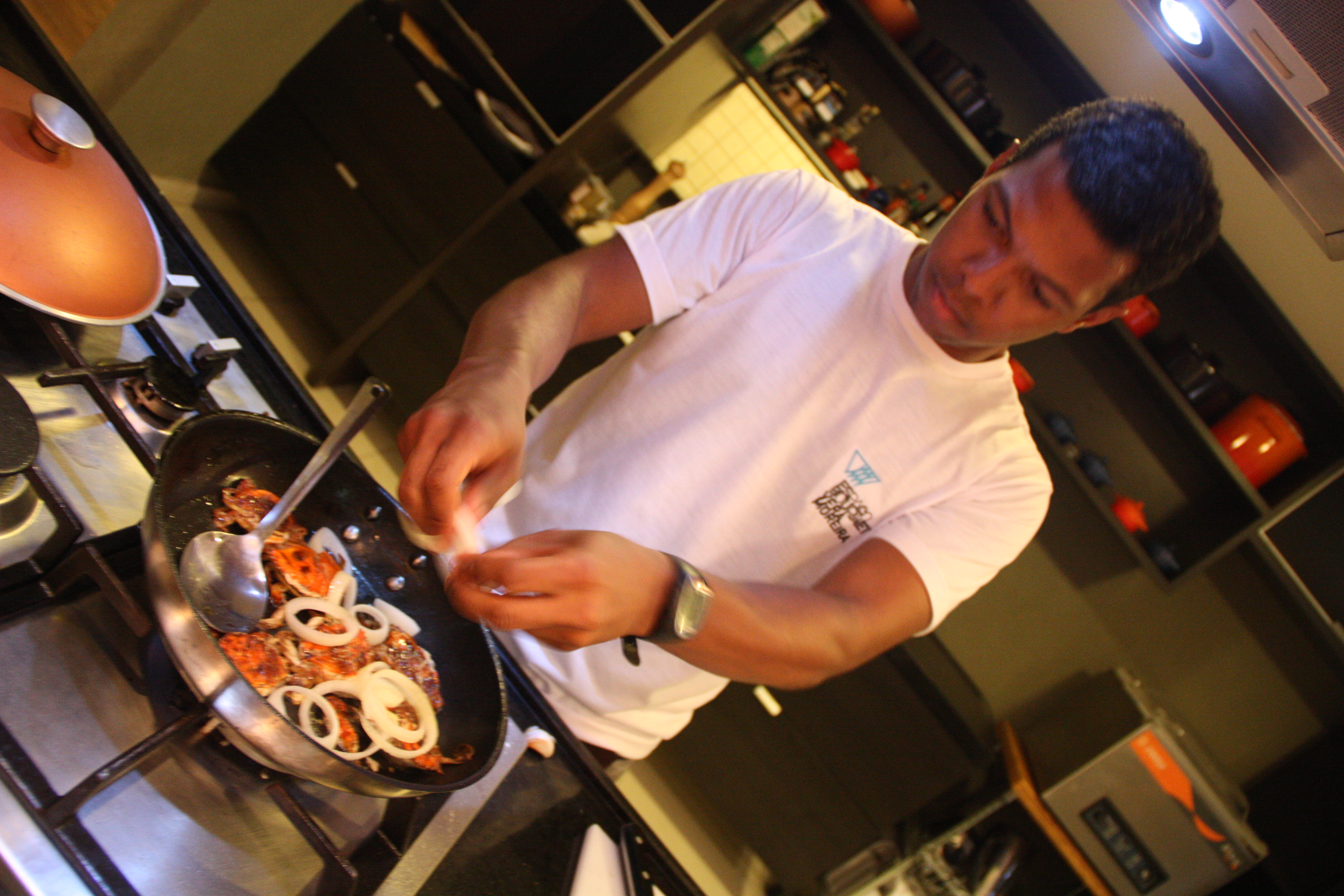 Chef Jonatas Moreira ensina a receita de siri mole da família Akuaba