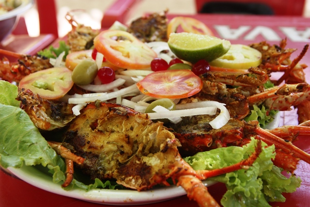 Lagostins ou isca de peixe? O Mar e Companhia é restaurante e receptivo. Lá é o ponto de apoio para os turistas navegarem até as piscinas naturais da Paripueira - aliás, os nossos visitantes conhecem mais as piscinas naturais que nós, os nativos. Para almoçar, o camarão jangadeiro é um espetáculo: vem escoltado com arroz e batatas fritas. Também merecem atenção os lagostins grelhados e a isca de peixe na companhia da Itaipava: é dez.