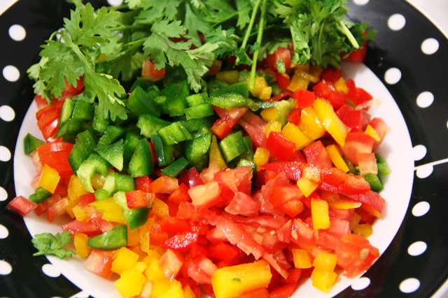 Tomate, cebola, pimentão e coentro para dar mais sabor ao molho de tomate pronto