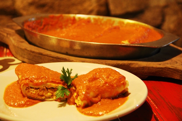 canelone com recheio de ricota e tomate seco (produção da própria cozinha) com molho de tomate