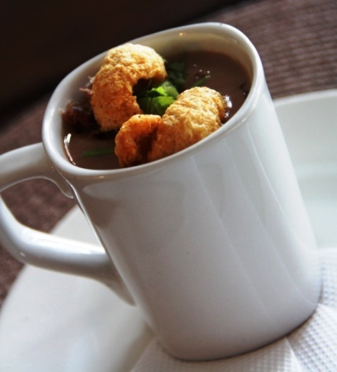 Para beliscar caldinho de feijão caseiro e torresmo bem crocante 