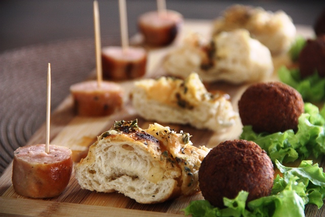 Nova apresentação: pão de alho, bolinho de charque e linguiça de frango