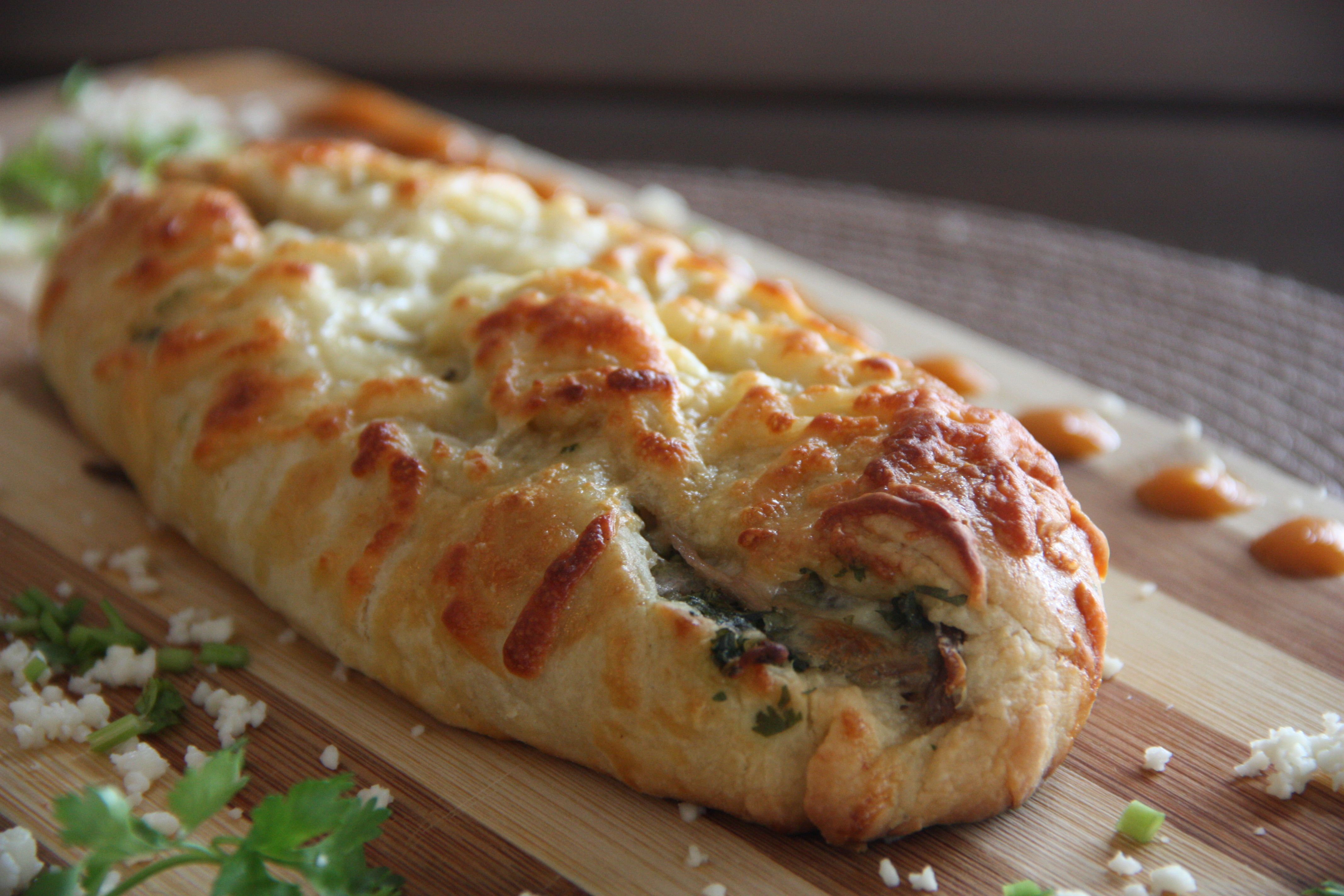 Pão do Agreste, receita do Deco  é uma mistura dos queijos mozzarella, coalho e catupiry . Para dar mais sabor cebola, tomate, coentro e cebolinha