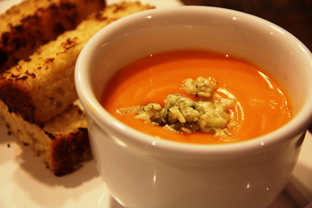 Caldinho de jerimum com queijo gorgonzola e pão da casa