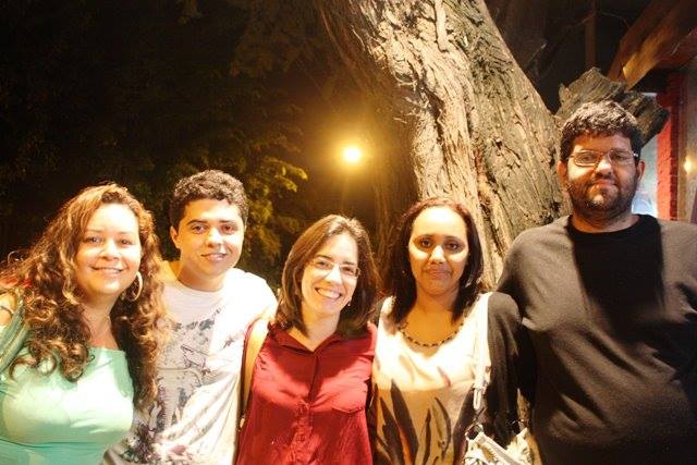 17 de julho de 2012 “Eu não estou na foto, porque estou do lado da máquina na despedida de Gabi, que ri à beça (nem parece que era despedida da redação do O jornal), Alessandra e Hiago também estão rindo. Flávia ficou em dúvida se a foto era para coluna social, mas como era para o face fez cara sem ser para Caras. E Árabes, nosso grandão, nosso amigo para sempre. Local: Cuscuzeria Café”