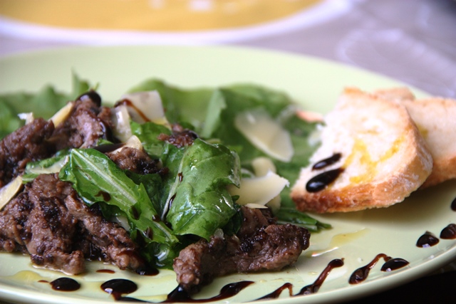 Tiras de filé escoltada com creme vinagrete balsâmico, pão caseiro toscana (sem sal) e lascas de parmesão.