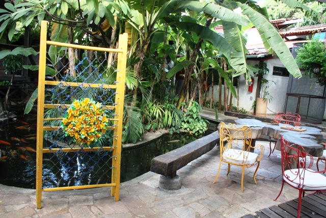 Resto de uma cama virou arte no jardim