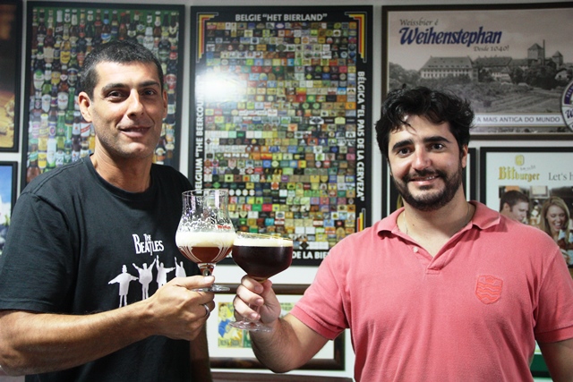 Rafael Rolim, mestre cervejeiro e o sócio, Luiz Alberto. Eles já tem a seleção das cervejas alemãs para festejar a vitoria do Brasil