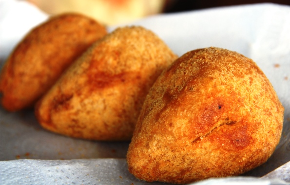 Coxinha só recheada com galinha velha é o segredo da dona Gel