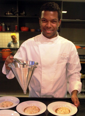 Jonatas, um baiano de coração alagoano, surpreende os comensais com inovações da gastronomia e com sua sabedoria francesa, mas sem perder sua identidade cultural brasileira, nordestina e alagoana