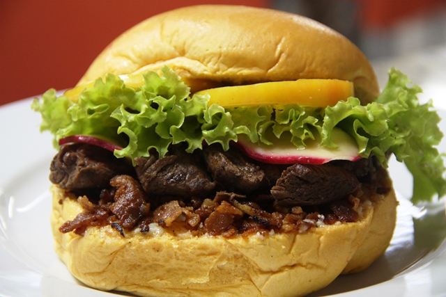 Nota 10: pão de cenoura é padrão no Montagu's e o recheio de filé com queijo holandês