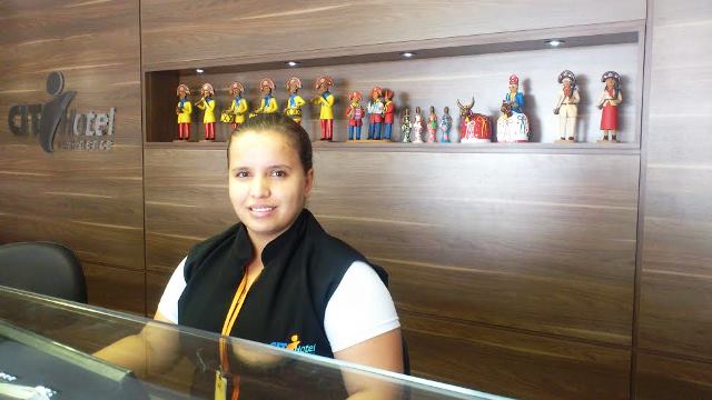 Gente do turismo: a simpática recepcionista d o hotel