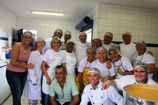 Equipe comandada pelo chef André Cesar na cozinha da Escola Frei Damião