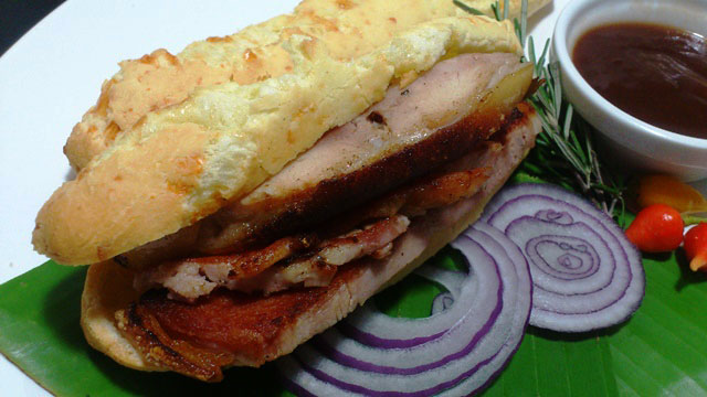 Pãozinho de queijo carne suína (leitoa) em fatias, criação de André Generoso para Chefs na Praia