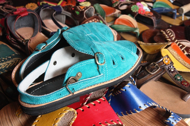 Nova versão das sandálias show boi. Este para azul foi adquirido pelo jornalista Felipe Camelo, integrante da viagem 