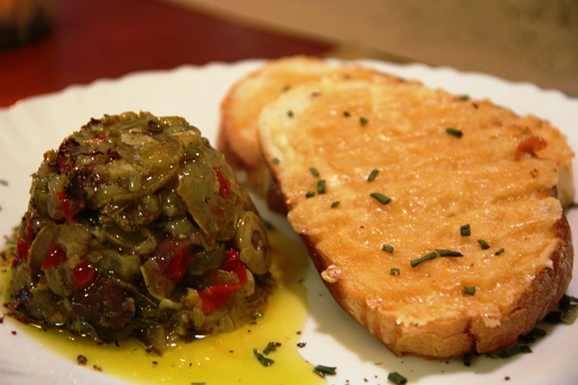 As abobrinhas no azeite com legumes e torradas com queijo do reino