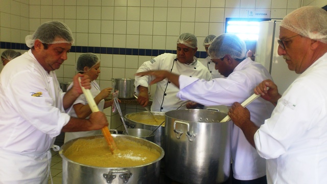 Chefs da Boa Lembrança preparam mil refeições para as crianças da Escola Frei Damião