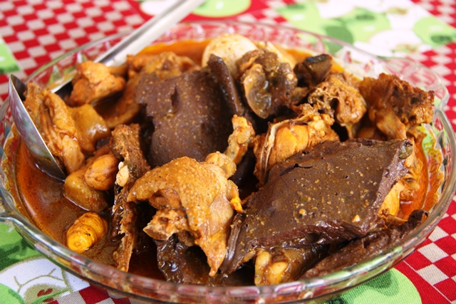 Mais tradição: galinha de cabidela com sangue talhado