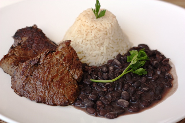 Manga Verde: Feijão preto, arroz e carne, receita nutritiva para o crescimento saudável e com sabor das nossas crianças