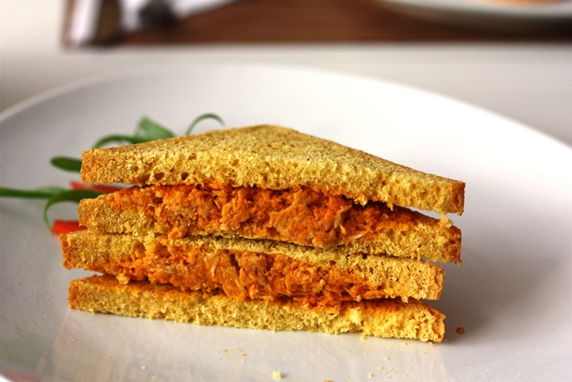 Lanche saudável: pão de cenoura com patê de frango