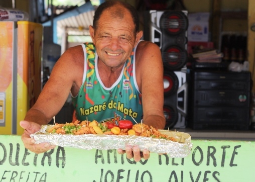 De bem com a vida, seu Barriga com seus famosos camarões na Ilha de Itamaracá. Foto guia Vagner Oliveira