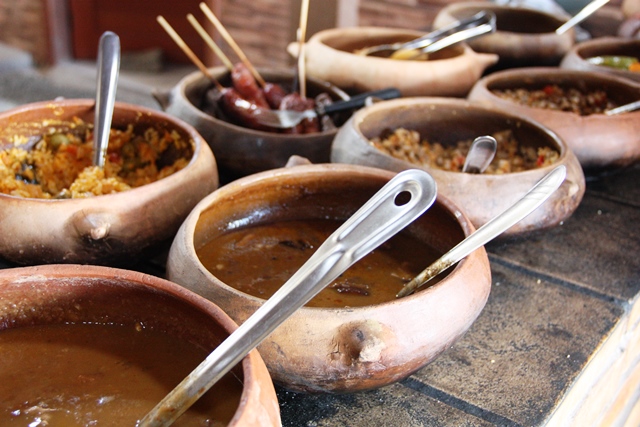 No restaurante Frutos do mar as comidas são conservadas em panela de barro 