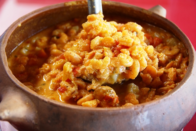 Camarão dos mares de Barra de Santo Antônio ao leite de coco é o manjar dos deuses em Matriz de Camaragibe