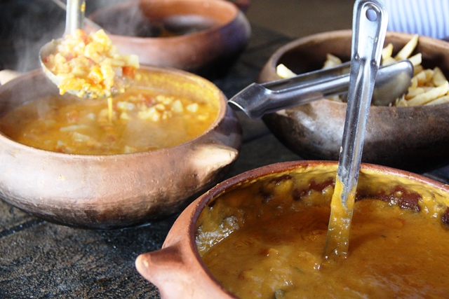 O pirão ao leite de coco para acompanhar o camarão. Por semana são 25 quilos do crustáceo 