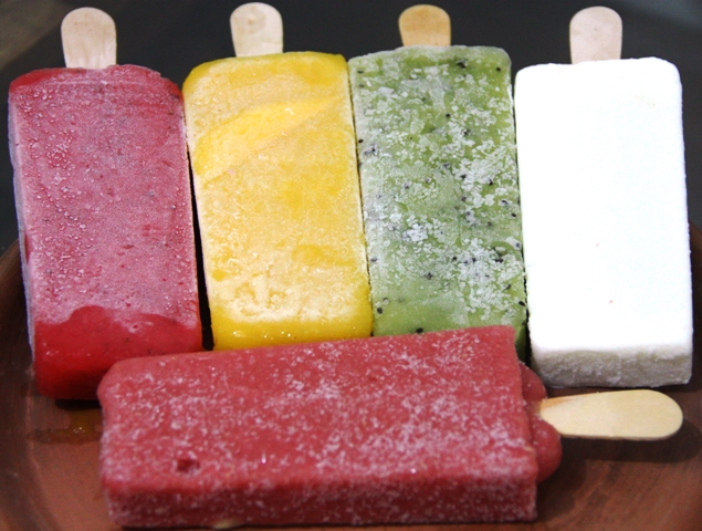 Picolés com sabor e pedaços da própria fruta