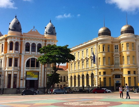 Exposições - A antiga sede da Bolsa de Valores de Pernambuco e da Paraíba é a atual casa da Caixa Cultural Recife, além da beleza arquitetônica tem sempre exposições temporárias. Lá viajei pelas obras de Miró.