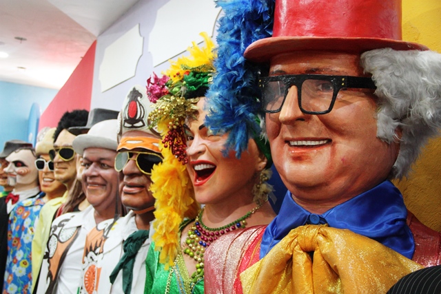 Embaixada – Os bonecos gigantes de Olinda que nos encantam, antes de caírem no frevo, ficam quietinhos na Embaixada dos Bonecos na Rua do Bom Jesus 183, Recife Antigo (desde 31 de julho de 2009). Estão expostos a visitação  60 bonecos gigantes, dentre os 200 existentes desta nova geração que materializa ícones como: Alceu Valença, Michael Jackson, Chacrinha, Ayrton Senna, Chico Science, Domiguinhos, Luíz Gonzaga, Rita Lee, Lampião, Tim Maia, Silvio Santos, Mauricio de Nassau, Papa Francisco, Cartola, Joaquim Barbosa, Lulu Santos, Elvis Presley, Pelé, Neymar entre outros.