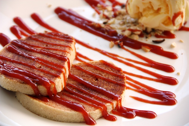 Armazém 11: sobremesa de bolo de rolo com calda de goiabada