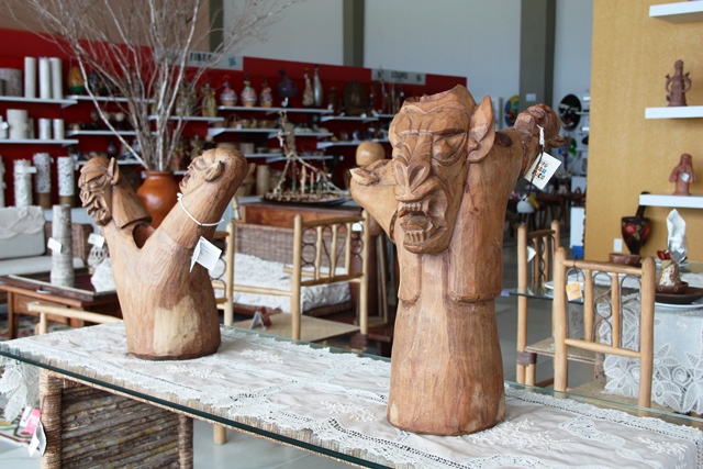 Arte – Os fãs da cultura popular  podem ficar felizes, no Marco Zero fica localizado o Centro de Artesanato de Pernambuco, que reúne obras dos artistas da terra, com cestinhas às carrancas, de imagens sacras a trios de forrozeiros.  O equipamento é dividido em sete setores: mestres, souvenires, artesanato contemporâneo, cestaria, têxtil, trabalhos manuais e brinquedos populares.