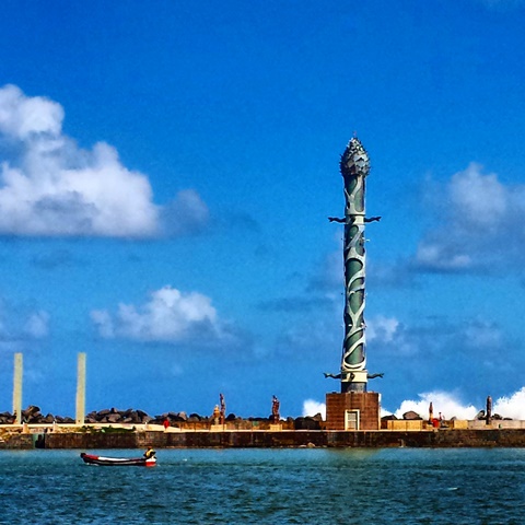 Travessia –  Para curtir e visitar as obras do artista pernambucano Francisco Brennand, Parque das Esculturas,  basta fazer a travessia de barquinho (R$10,00 por pessoa) saindo do Marco Zero até o outro lado do Rio Capibaribe. De lá se tem a bela visão do Recife Antigo. Foto de Leandro Leal