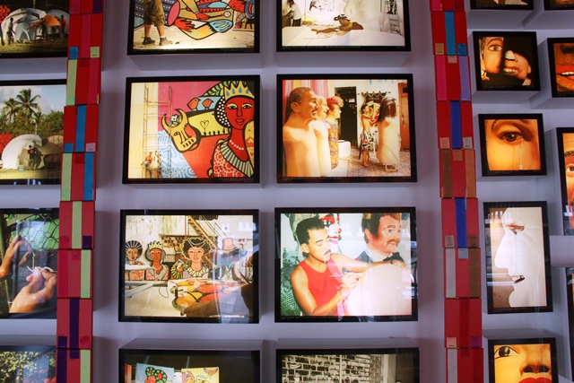 Vassourinha – No carnaval, no Recife Antigo é impossível ver toda beleza história da cidade, pelas ruas as multidões seguem os blocos e dançam o frevo. Mas quem deseja entender sobre o ritmo eletrizante deve visitar O Paço do Frevo.  São fotos, recortes de jornais, vídeos, música, porta estandartes dos blocos que contam a história do frevo. Em 2012, o ritmo pernambucano foi considerado Patrimônio Cultural Imaterial da Humanidade pela Unesco.