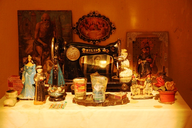 Viver – A casa do transtempo: um labirinto de texturas que evoca a vida no Sertão. Objetos de uso cotidiano e filmes sobre casas e comidas sertanejas