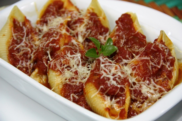  Siri? Tem sim senhor – Da nossa lagoa Manguaba, o  siri é bem apreciado no leite de coco. Graças à criatividade do chef, ele deixou a casquinha e ganhou uma versão nas conchinhas com molho de tomate pelado italiano.  Na receita, o molusco mantém-se fiel ao leite e fica elegante com azeite e páprica. As conchas com o molho bolonhesa merecem atenção pela qualidade do molho de tomate.