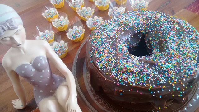 Kit praia: brigadeiros e bolo de chocolate com cobertura de brigadeiro