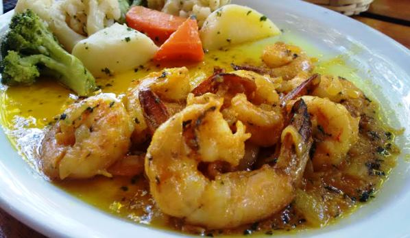 Boa gastronomia e variada, a exemplo do camarão ao molho de menta da Santoregano na Vila Niquim, na Barra de São Miguel. 