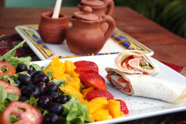 Salada tropical da Sucaria e o sanduba wrap de queijo e presunto