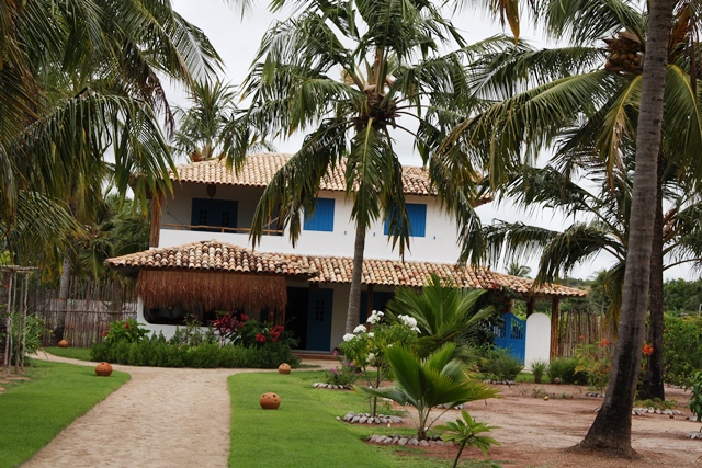 Jardim, coqueiros... Pousada Villages respira natureza